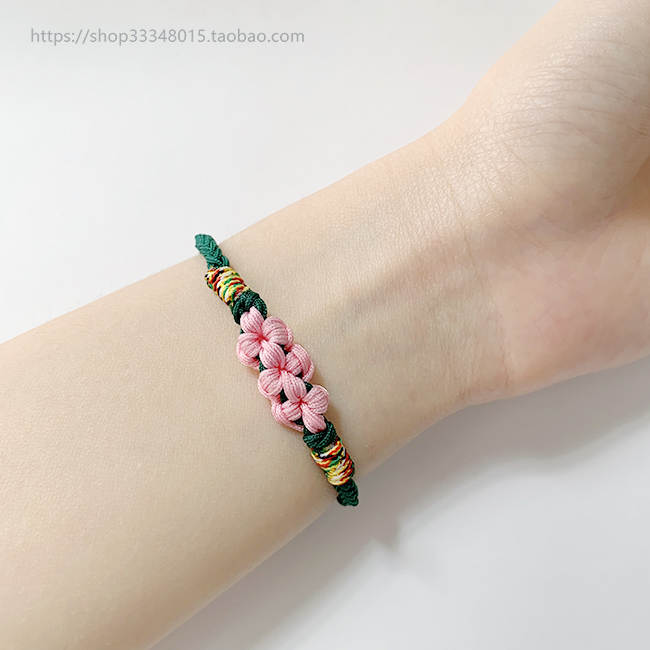 Hand knitting the gift of Chinese treasure of peach flower knitting girl and boy couple handrope