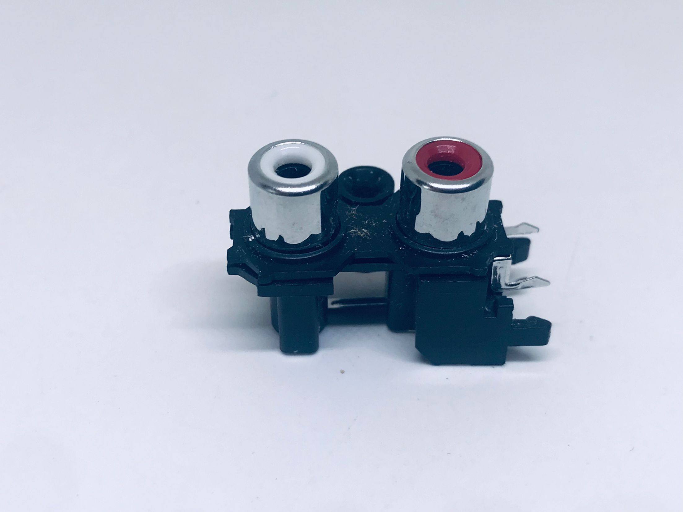 什么是AV2-13型双铜套莲花插座？如何选择适合自己的RCA音频接口?