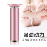 Электрический лыж на лыжах по лыжам. Семья Ши использует ногу, чтобы очистить кордонную роговицу и соскрести ее с помощью лыжного лыжного артефакта Япония