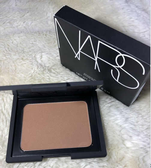NARS ba chiều công suất sửa chữa bột LAGUNA sửa chữa bóng bóng bóng mũi bóng đồng 8 Gam để tạo ra một khuôn mặt nhỏ phấn highlight tạo khối