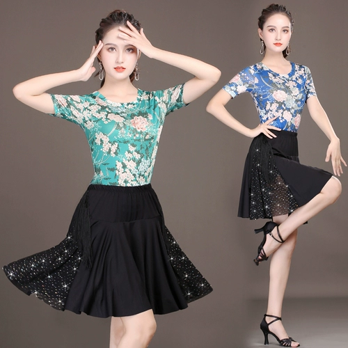 Шелковый комплект, футболка, юбка в складку с кисточками, мини-юбка, костюм, коллекция 2022, короткий рукав