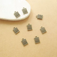 Одна маленькая бронзовая катушка.