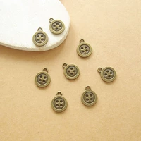 Одна маленькая бронзовая пуговица.