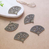 Один бронзовый полый веер.