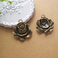 Одна большая бронзовая роза