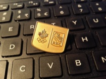 2010 Vancouver Winter Olympics badge Canadian Olympic Committee NOC sponsor badge gold RBC badge