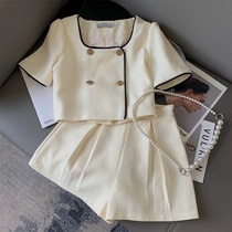 Temperament apricot shorts two-piece female can be beautiful without wanting to match it.