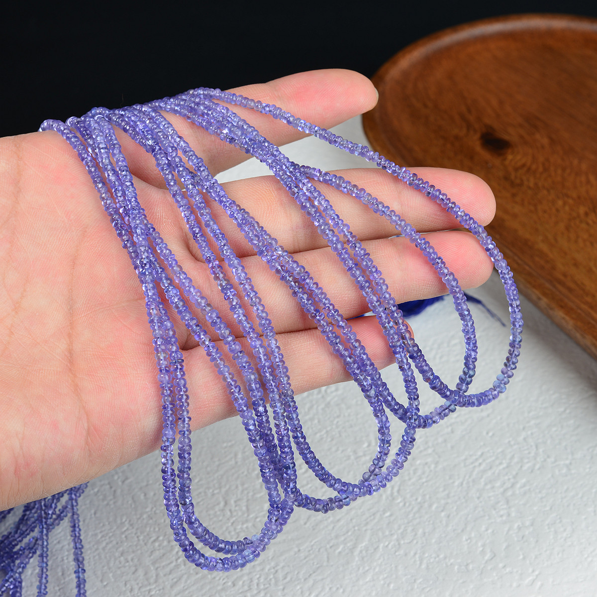 色合いと結晶が素晴らしい高品質のタンザナイトビーズネックレス。直径2.5～3.6mm、長さ約41cm。