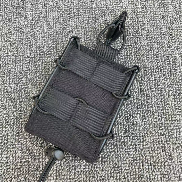 Portacargadores instalado en equipo táctico