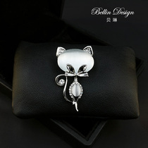 Exquisite cute Japanese cat brooch Joker Corsage pin Female Artificial Crystal Animal Scarlet Button Accessories 3250