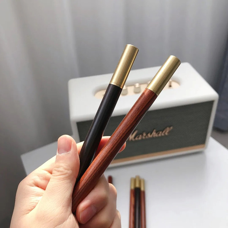 Solid wood, brass, I can't help but play it carefully. I have a heavy and comfortable signature pen, which is elegant and noble.