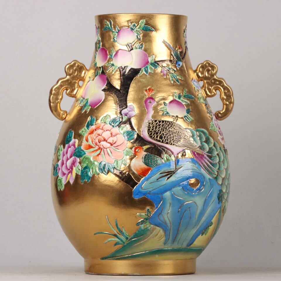 清乾隆珐琅彩鎏金浮雕凤凰戏牡丹纹双耳尊