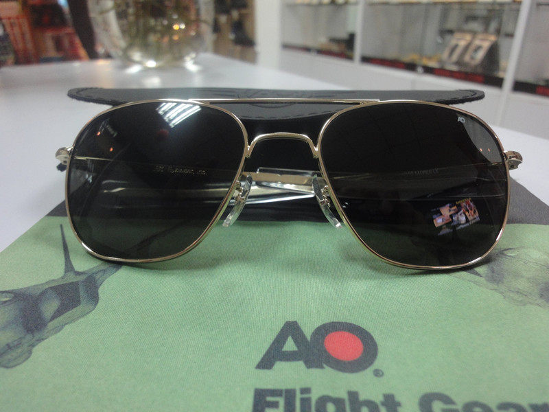 US AO sunglasses pilot with golden glasses frame outdoor glass lenses resistant to UV driving