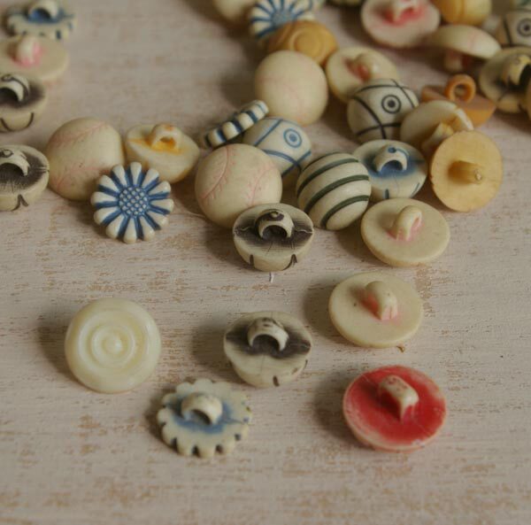 See clearly the description pack up so worn out so familiar with the various old buttons