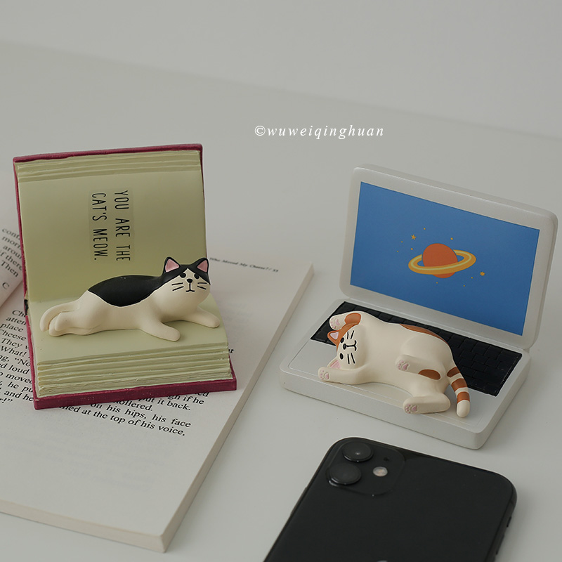 Healing cat mobile phone holder Japanese-style literature and art cute girl heart desktop decoration Dormitory lazy mobile phone holder