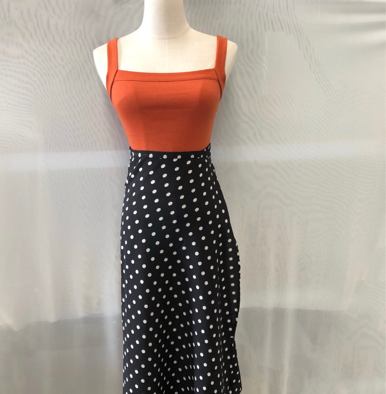 Buổi tối với cùng một đoạn màu trắng cam sling bên trong một chiếc áo vest cổ chữ của phụ nữ chạm đáy mùa hè đoạn ngắn sanding xanh sling thời trang công sở nữ cao cấp