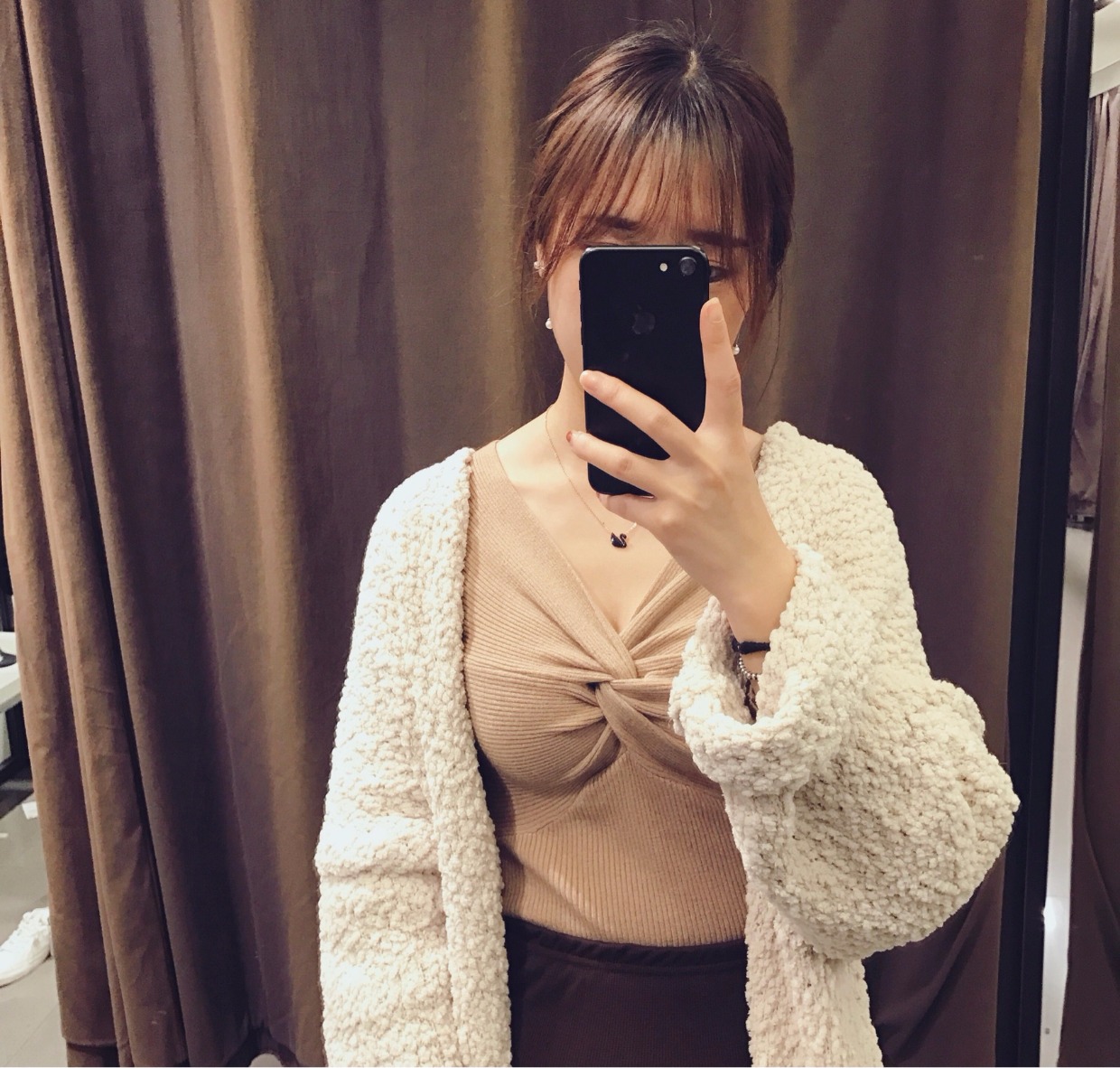 Đêm 2018 thời trang retro nhẹ nhàng lạc đà áo len dệt kim khí chất màu đen nữ tính áo len cổ chữ V mỏng áo kiểu trung niên hàn quốc