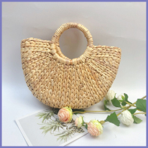Hot Pins Pure Handcrafted Grass Weave Colorful Cornskin Classic Retro Holiday Sandy Beach Hand Carrying Moon Bag New Products