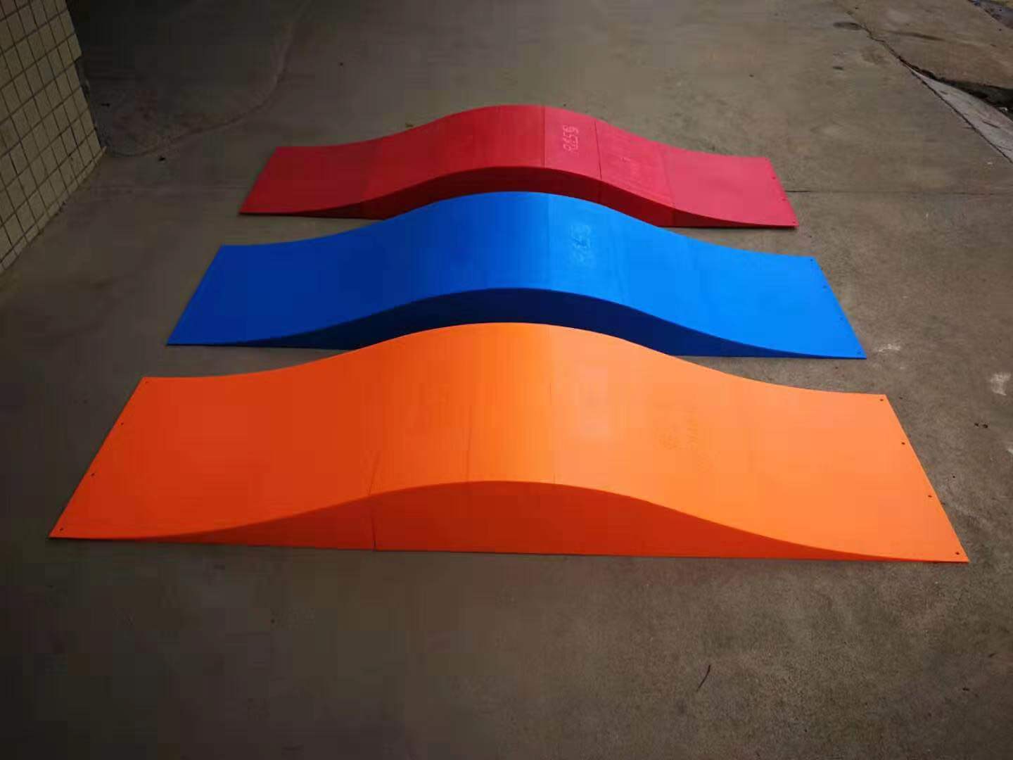 Roller skating slope balance car curve sliding car throwing platform training professional competition U-shaped track cycling track ice