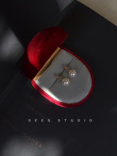 The wind blows perfectly, Shijia small pearl earrings are simple, versatile and gentle earrings, small, short, retro and exquisite earrings.