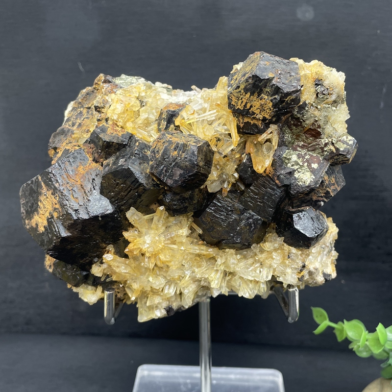 Natural Raw Mineral Specimen: Crystal Cluster, Feather Crystal, Cubic Zirconia, Fluorite, Pyrite, and Other Minerals as Decorative Items and Mineral Specimens for Collection