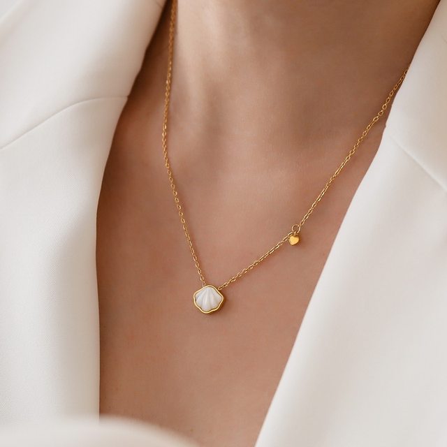 2022 niche light luxury white shell small love necklace female collarbone chain high-end design gift Valentine's Day