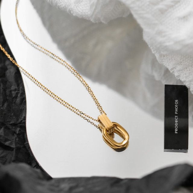 2022 new double-ring 18K gold necklace collarbone chain female summer niche light luxury design sense of all-match Valentine's Day