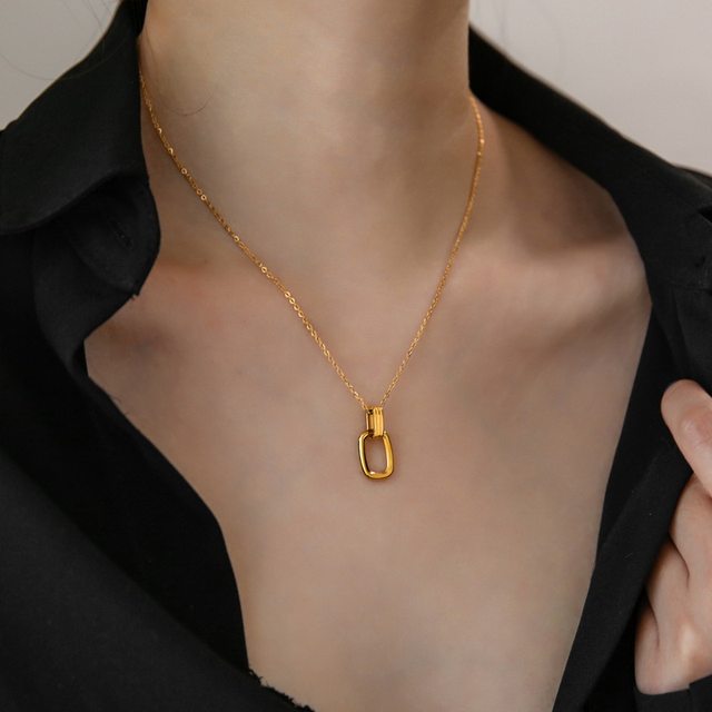 2022 new double-ring 18K gold necklace collarbone chain female summer niche light luxury design sense of all-match Valentine's Day