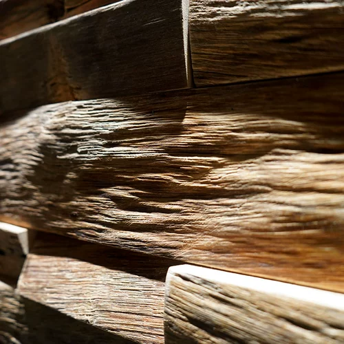 Выветрившаяся деревянная бревна сплошной дерево