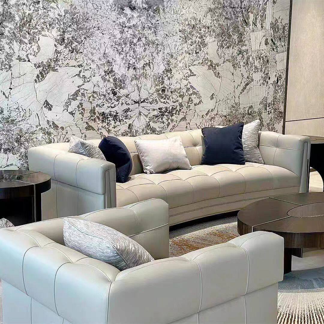 アメリカンスタイルのモダンでラグジュアリーなリビングルーム家具。最高級牛革を使用した3人掛けソファは、ファスナー開閉式でシンプルなデザインが特徴です。