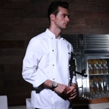 Кеф -повар с длинной кассевкой в ​​западном ресторане отель кухня кухня кухня федерация кухня утка утка кухня кухонная кухня главная рабочая услуга