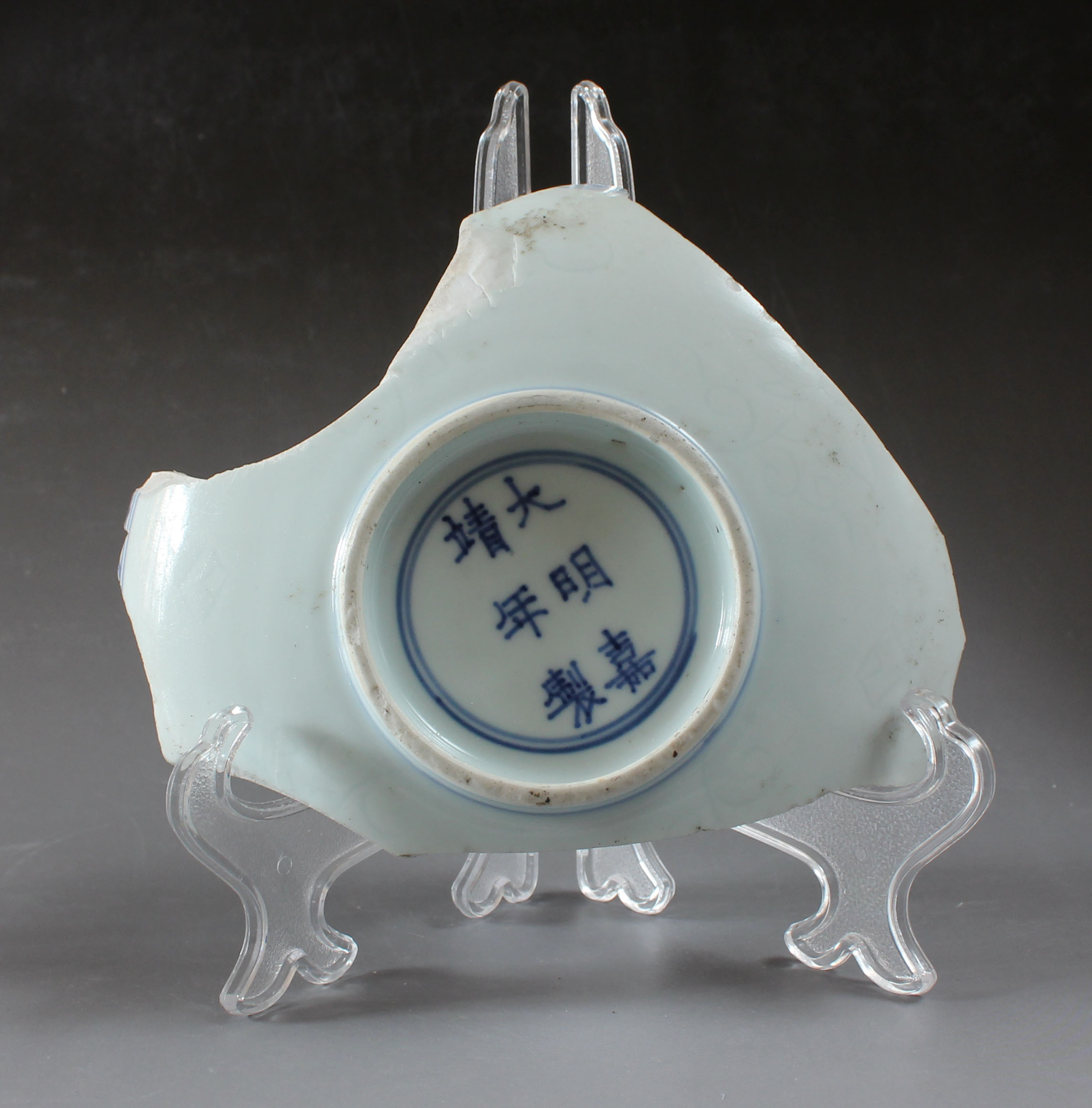 2681 Kangxi blue and white lion wearing flower ancient porcelain specimen