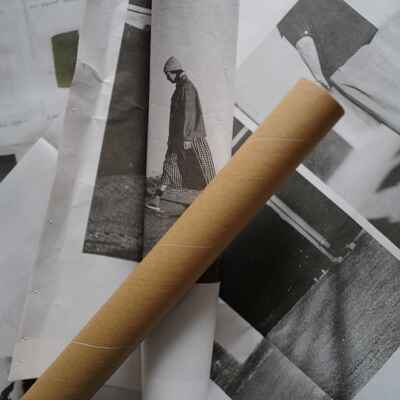 A small poster tube with a paper core and kraft paper tube, about 42cm in length and 3cm in inner diameter, and a winding rod