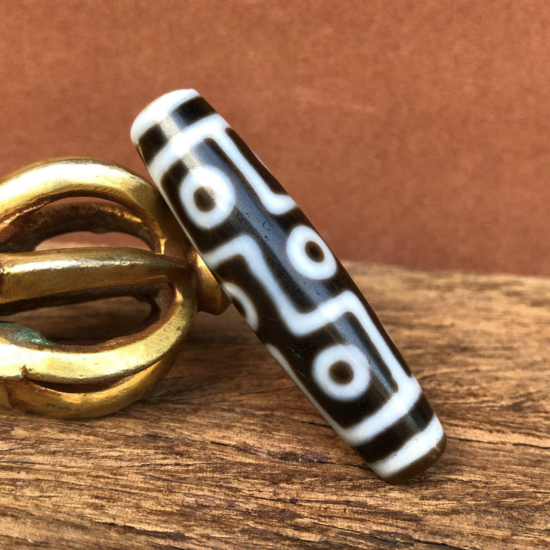 Natural Tibetan Dzi Tibetan nine-eyed Dzi true to pure agate chalcedony pulp Oil moist and delicate weathering