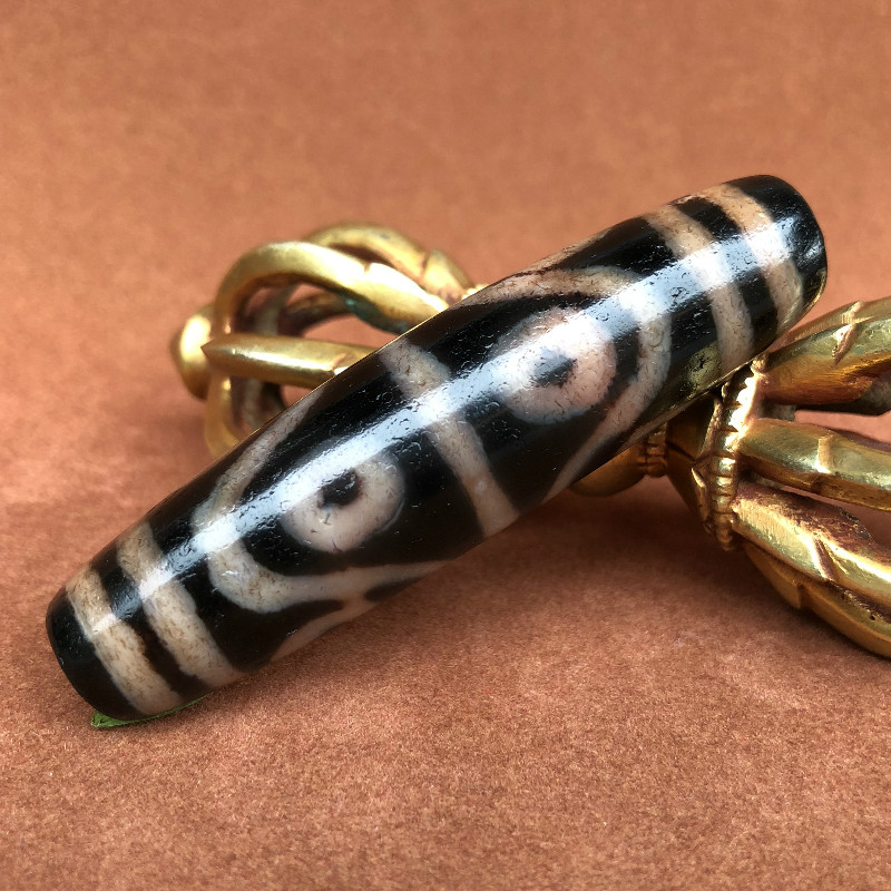 Tibetan Tantric Tianzhu Tibetan eight-eyed Tianzhu genuine to pure agate chalcedony package pulp oil run weathering clear