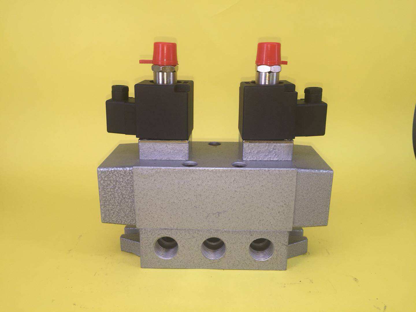 Three five electrifying magnetic valves K35D2H-8 15 20 25 K25D2HK25DH double electric control reversing stop valve