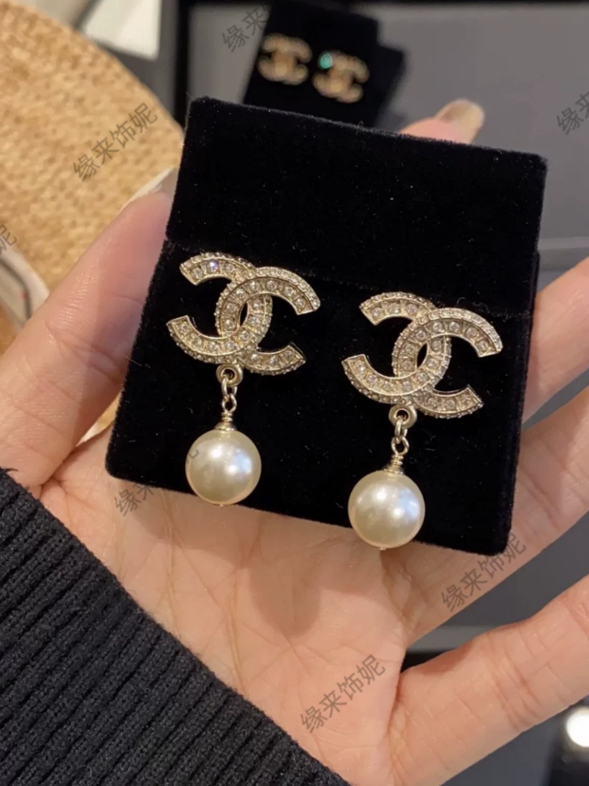 Колье с буквой Chanel, серьги-подвеска с жемчужиной