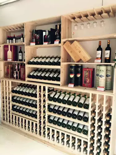 Творческий красный винный дисплей с твердым древесиной