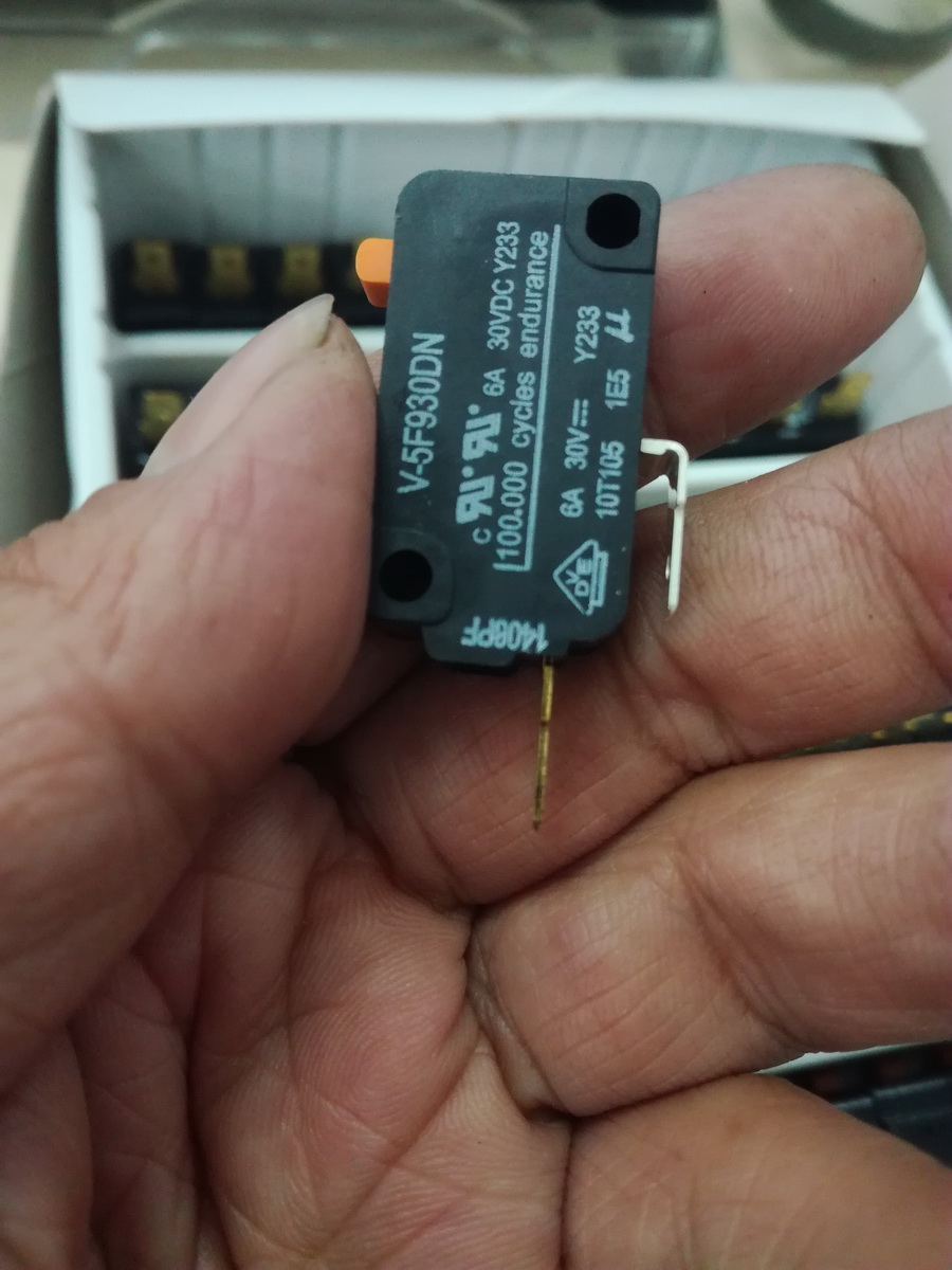 Japan AZBIL original trigger switch travel switch V-5F930DN