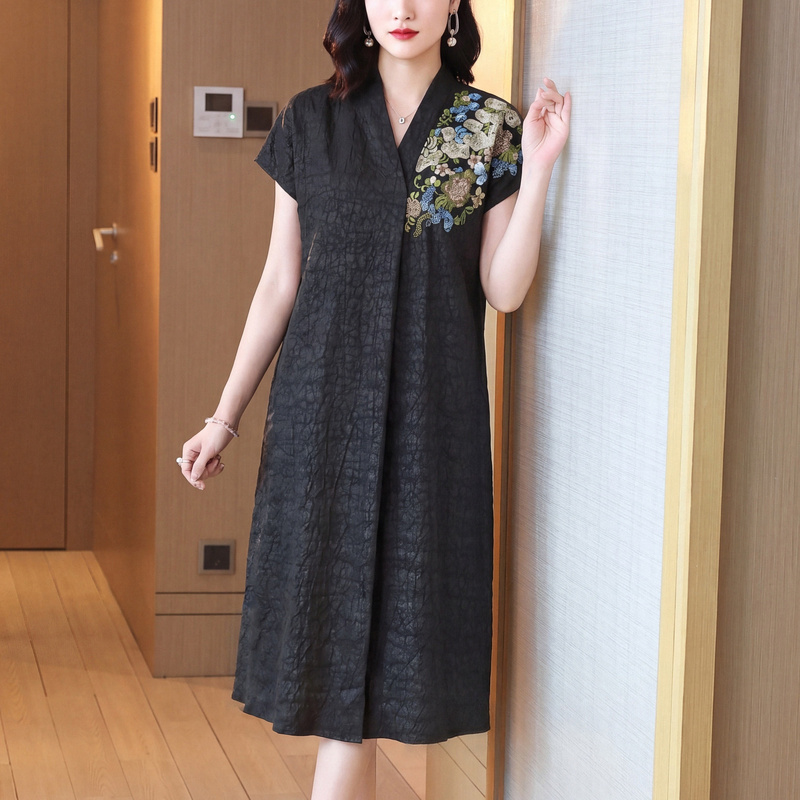 40mm Silk Crackle Pattern Xiangyun Silk Dress for Women, Elegant Embroidered Short-Sleeve Black Dress Made of Mulberry Silk