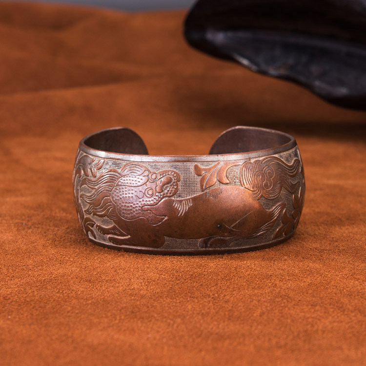 Tibetan East old jewelry Handmade Tibetan snow Lion totem old copper large ring mouth wide face opening bracelet