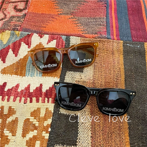 Сяохонгу кимхеким чайные цвета солнцезащитные очки женская приливная улица сфотографирована буква карамель цвет ретро -квадратная коробка солнцезащитные очки мужчины