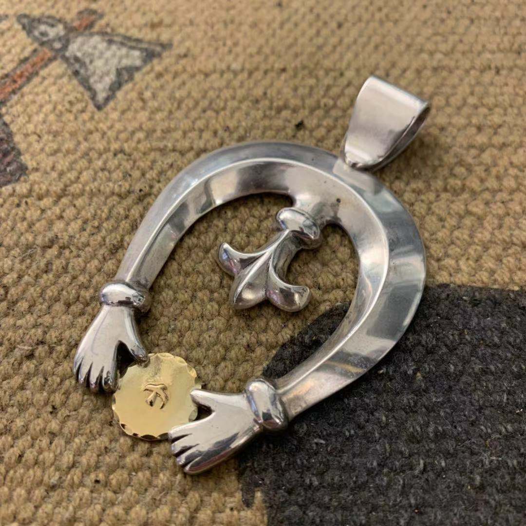 Goros embrace gold medal in the Large Womb Rare Spot goros