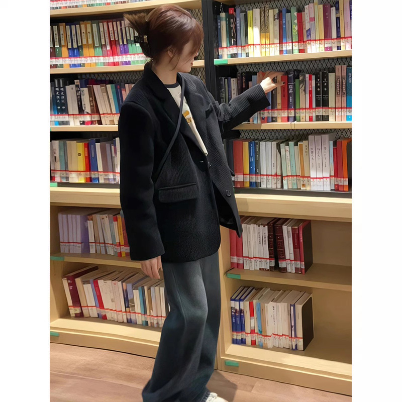 Petite High-End Design Corduroy Black Blazer for Women, Vintage Hong Kong Style, Padded for Autumn and Winter, Trendy Suit