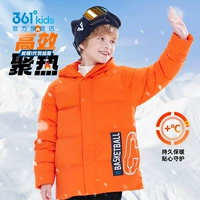 Оранжевый, плотный на ощупь, теплый и ветронепроницаемый.