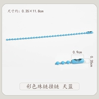 Цветная цепь бусин висит цепь голубое небо синее