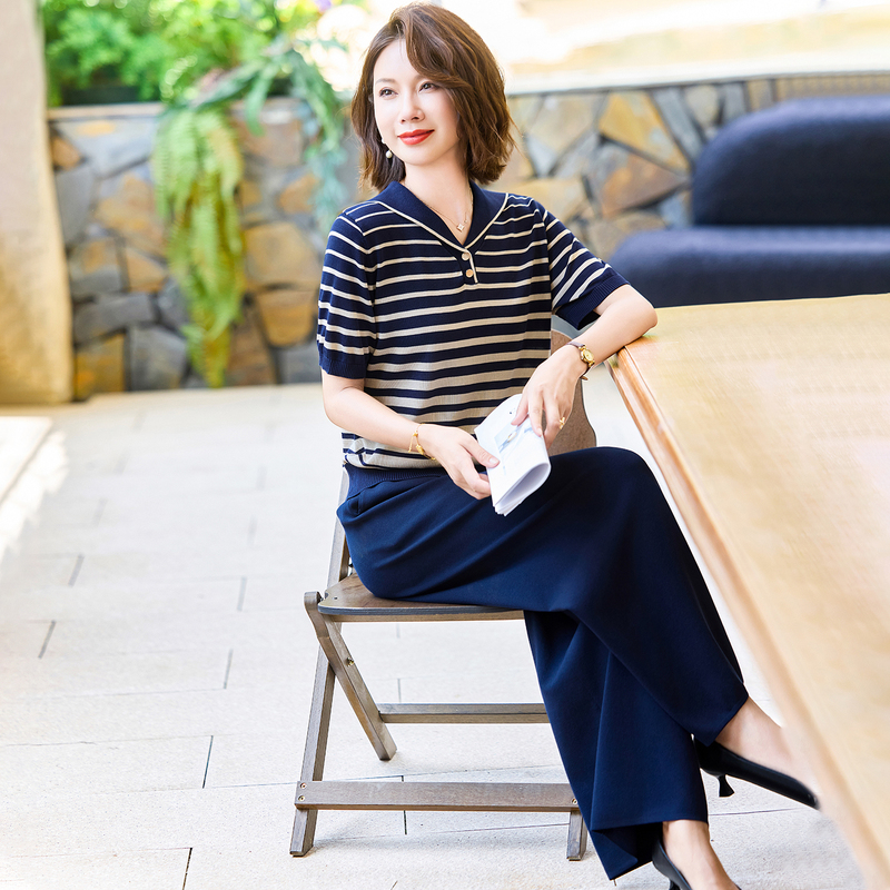 Mom's Summer Sports Suit, Striped Silk T-Shirt, Middle-Aged and Elderly Women's Fashionable Short-Sleeved Knitted Two-Piece Set