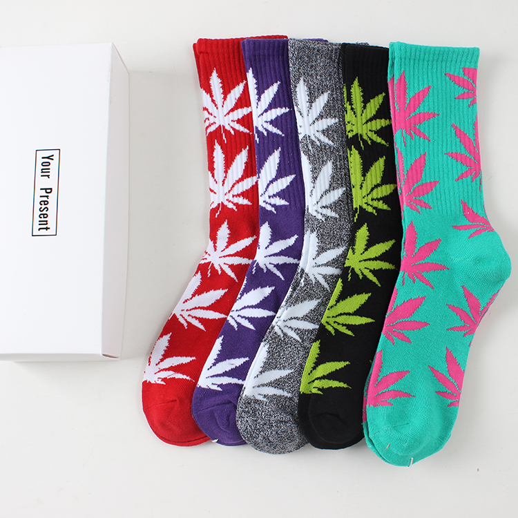 5 cặp vớ vớ maple leaf socks nam giới và phụ nữ triều vớ Hàn Quốc Châu Âu và Hoa Kỳ món quà đóng hộp vớ skateboard vớ gai trong ống vớ