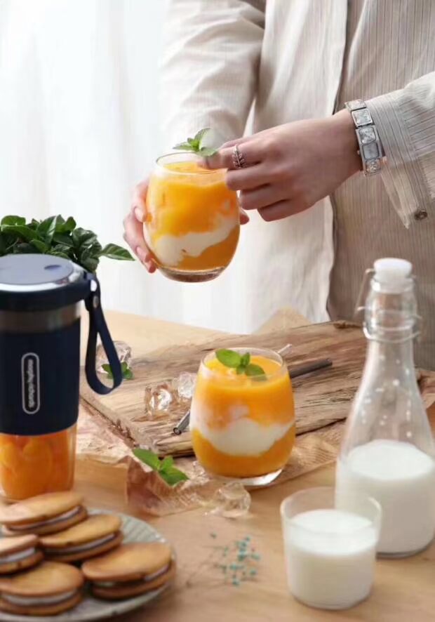 máy ép Máy ép trái cây Mo Fei Máy ép trái cây cầm tay Mini Máy ép trái cây điện nhỏ Máy ép trái cây ngoài trời - Máy ép trái cây máy xay sinh tố cầm tay philip