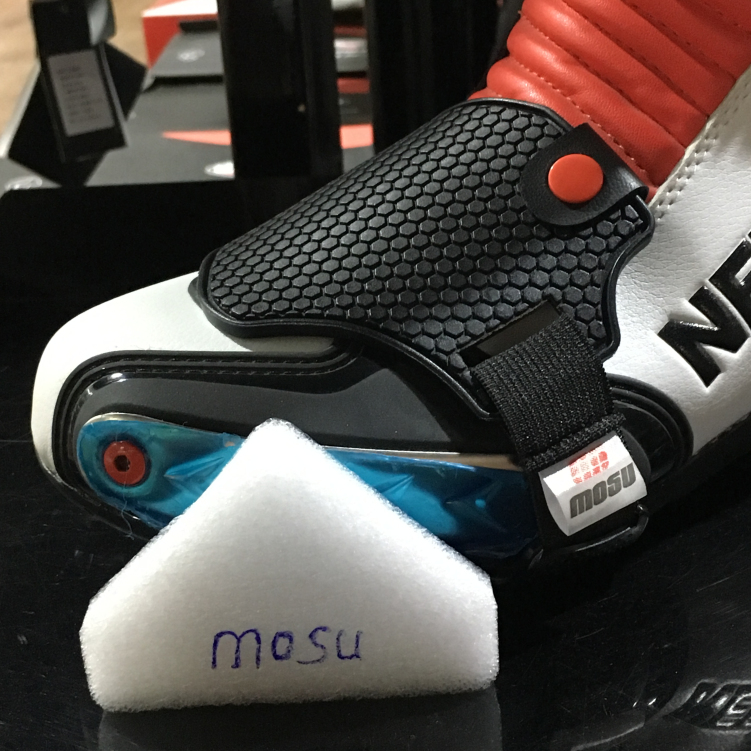 MOSU Motorcycle Shoe Cover SUV Knight Cover Cover Găng tay Shifting Giày Keo Keo Keo - Các phụ tùng xe gắn máy khác chống đứng xe máy